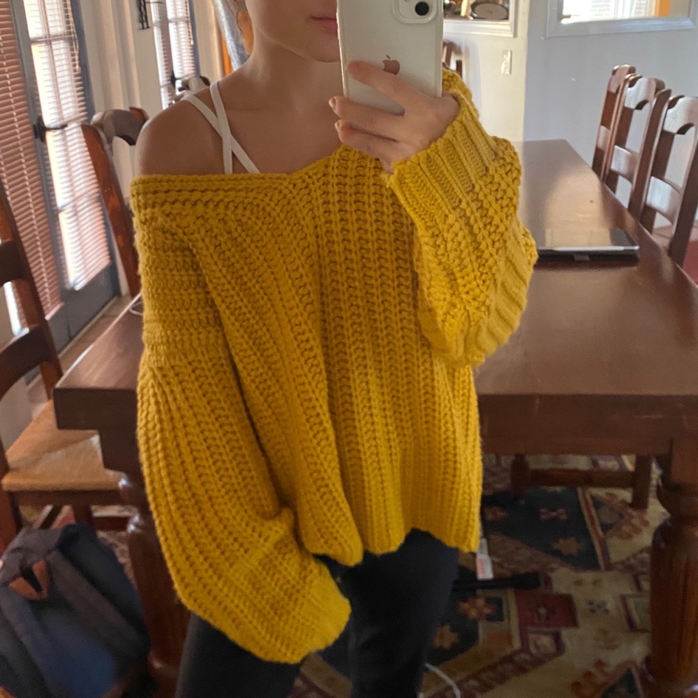 LULU’S YELLOW OVERSIZED SWEATER